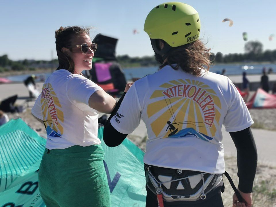 Kitesurfing undervisning i fuld gang på et kursus