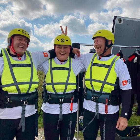 3 personer der kitesurfer i København på et begynder kursus