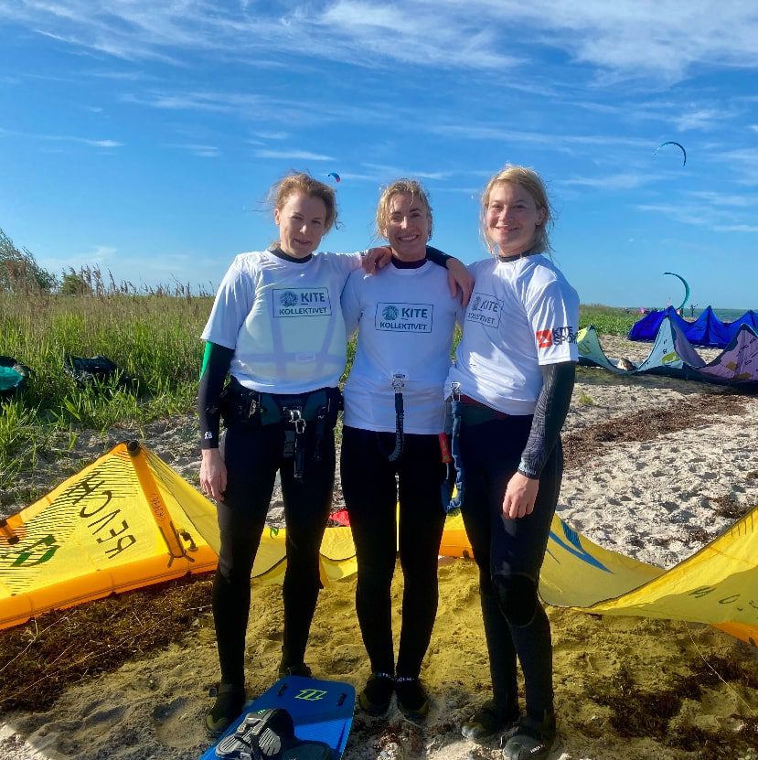 3 glade kvinder der kitesurfer på Amager